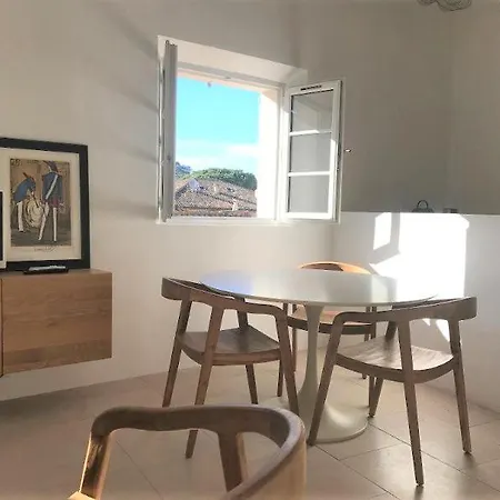 Deux-pieces - Vieux Village - Superbe Vue Sur Les Toits Et Parking Appartement *