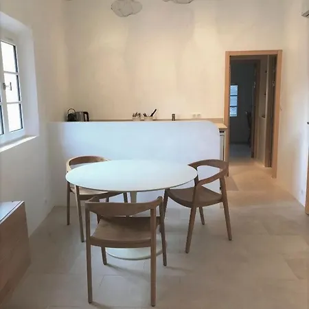 Appartement Deux-pieces - Vieux Village - Superbe Vue Sur Les Toits Et Parking